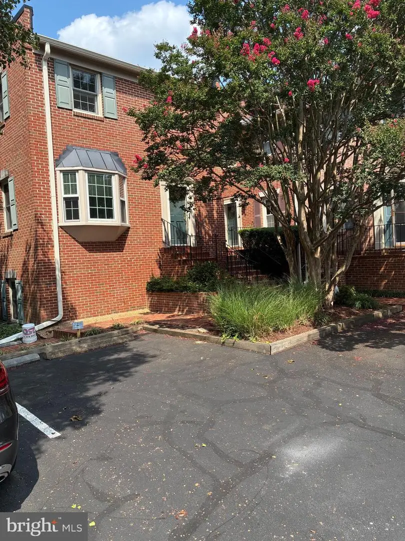 2133 N Lincoln St, Arlington, VA 22207 - #2