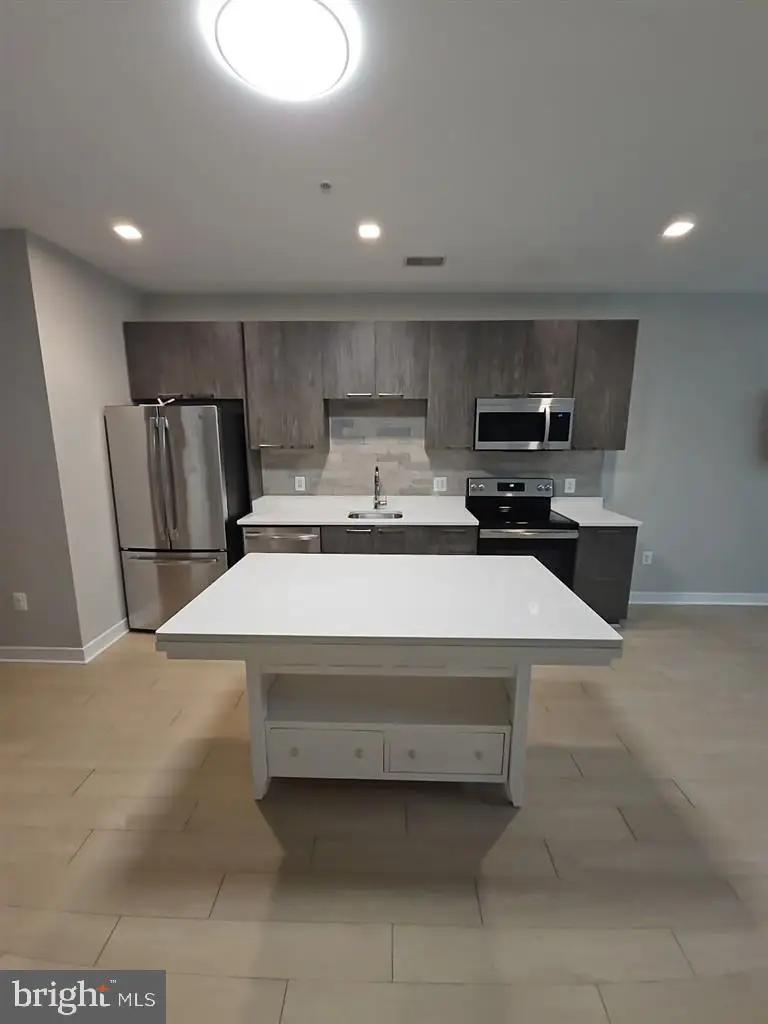 989 S Buchanan St #211, Arlington, VA 22204 - #3