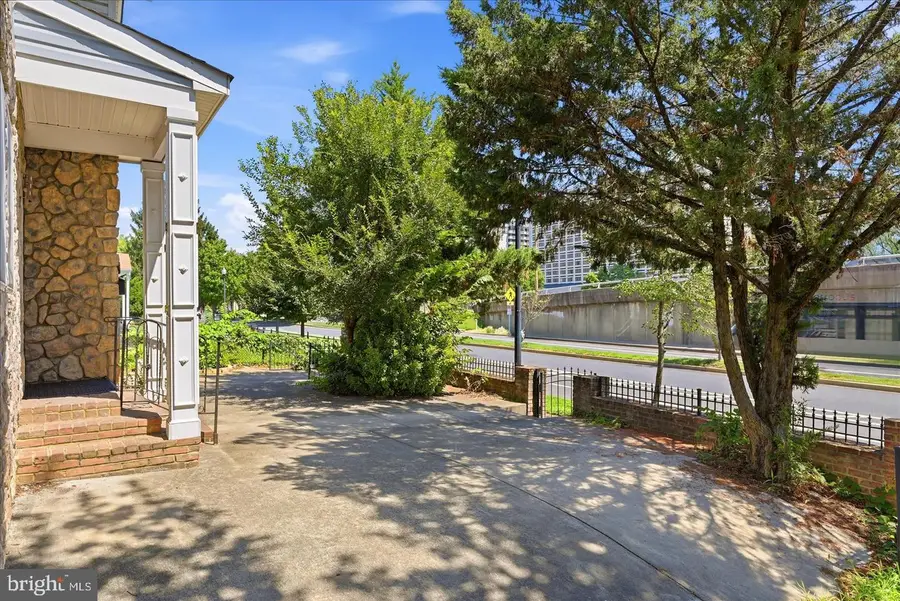 2506 S Eads St, Arlington, VA 22202 - #2
