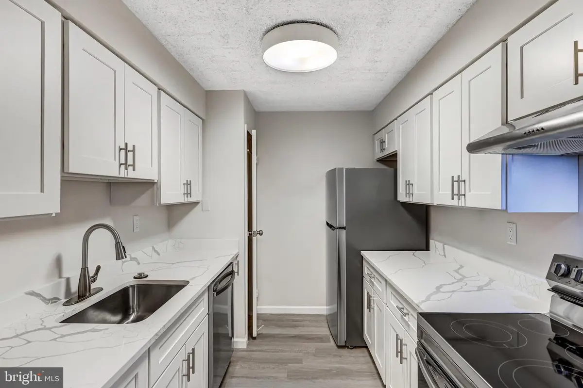 5300 Holmes Run Pkwy #212, Alexandria, VA 22304 - Image #1