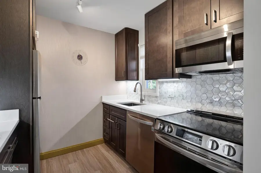 1630 W Abingdon Dr #202, Alexandria, VA 22314 - Image #2