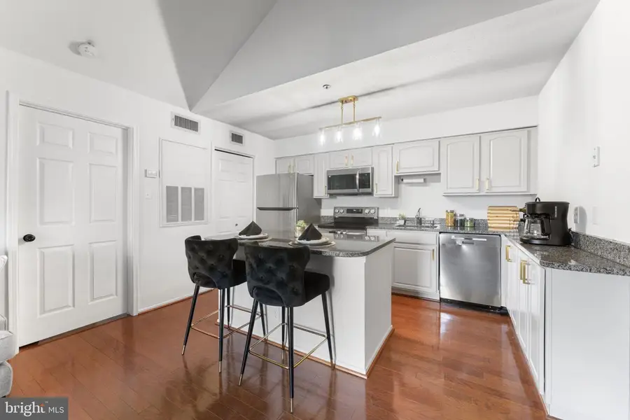 3302 Wyndham Cir #b, Alexandria, VA 22302 - Image #2