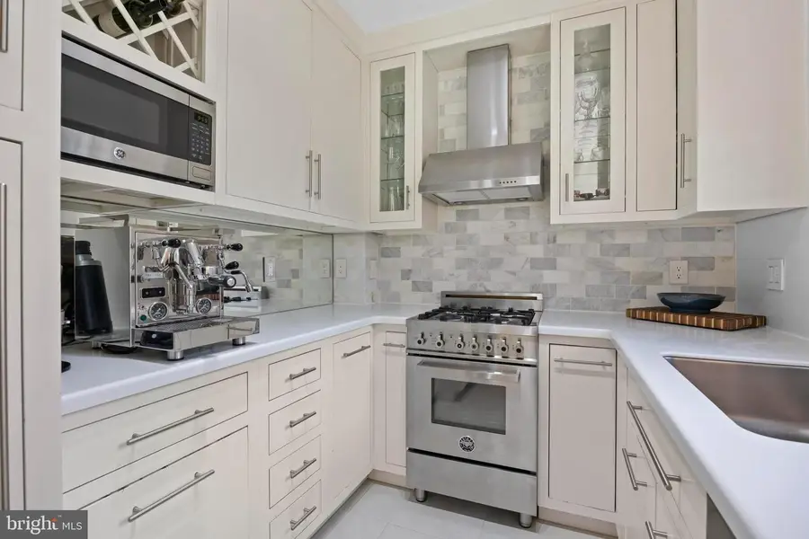 3363 Martha Custis Dr, Alexandria, VA 22302 - Image #3