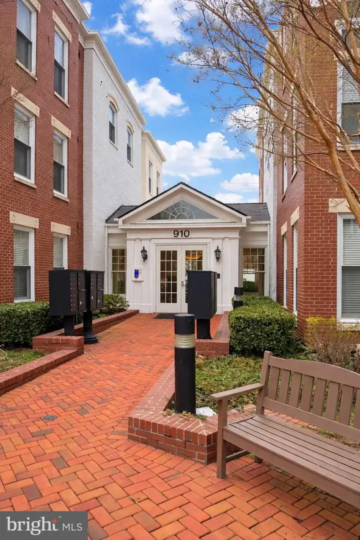 910 Powhatan St #304s, Alexandria, VA 22314 - #1