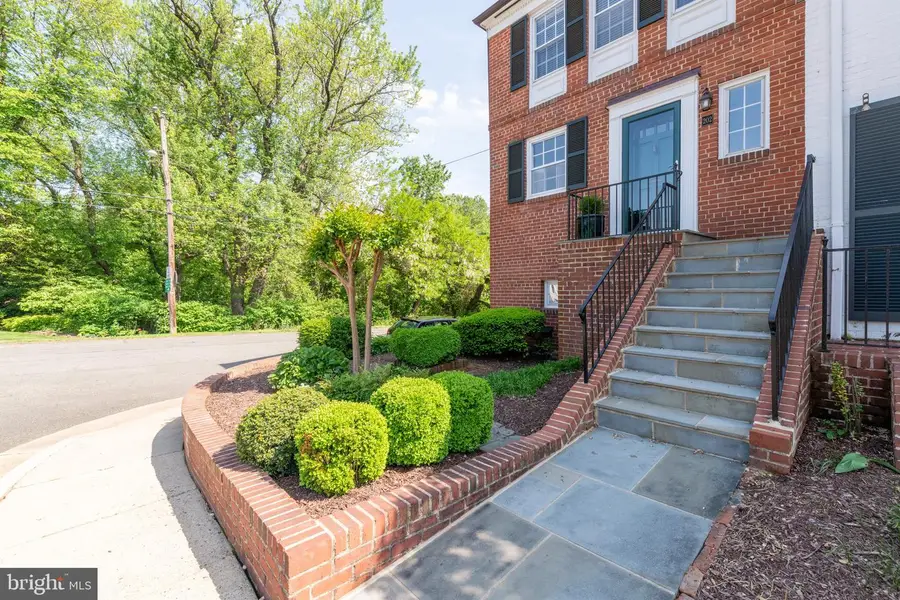 202 Green St, Alexandria, VA 22314 - #2