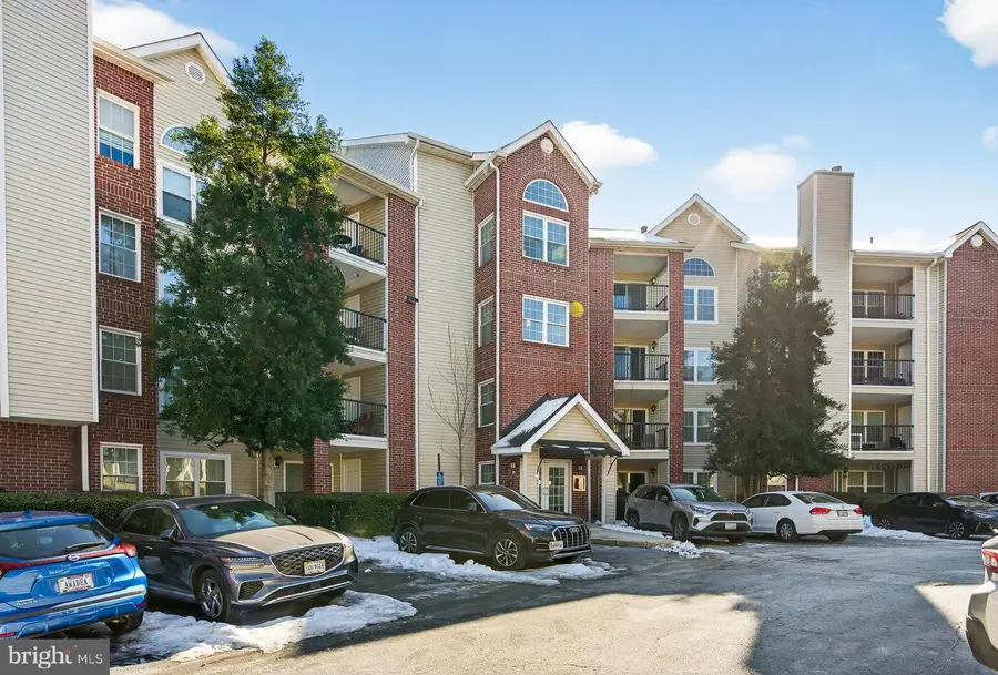 3313 Wyndham Cir #3210, Alexandria, VA 22302 - #3