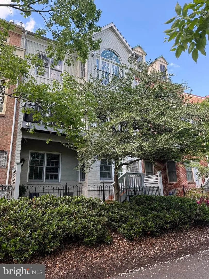 28 Alexander St, Alexandria, VA 22314 - #3