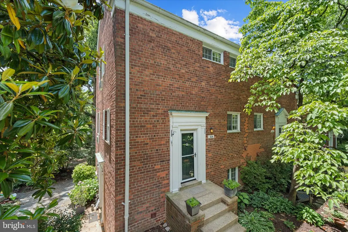 3226 Gunston Rd, Alexandria, VA 22302 - #1