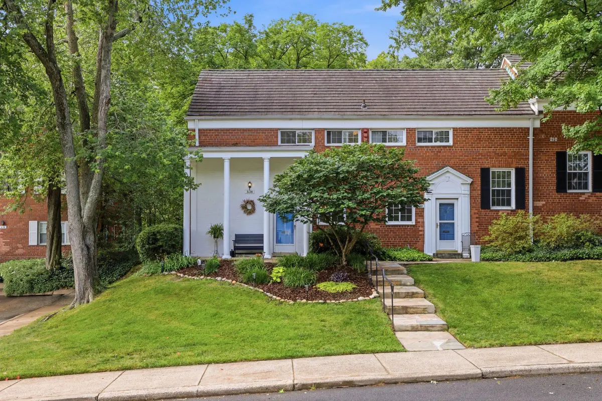 3128 Martha Custis Dr, Alexandria, VA 22302 - #1