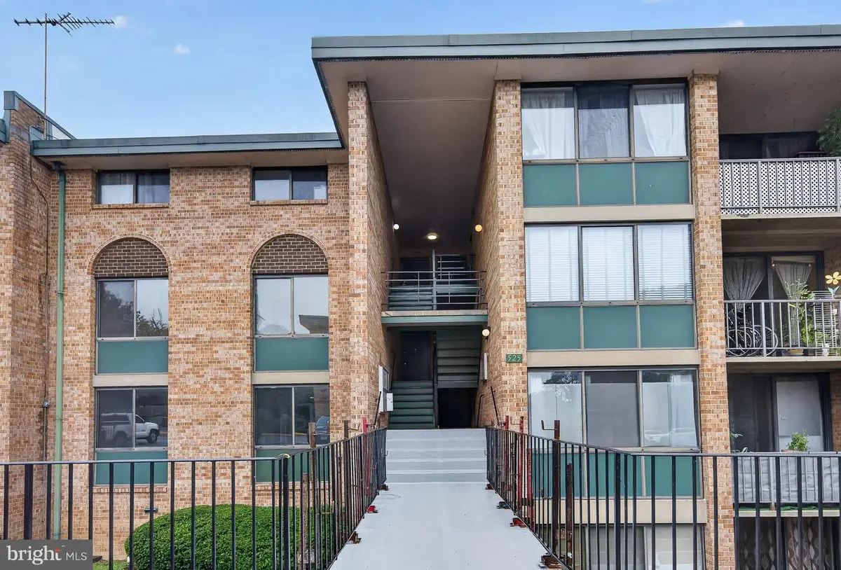 525 N Armistead St #201, Alexandria, VA 22312 - #1