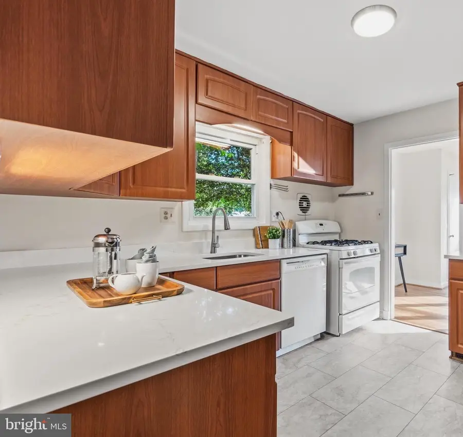 304 Rollins St, Falls Church, VA 22046 - #3