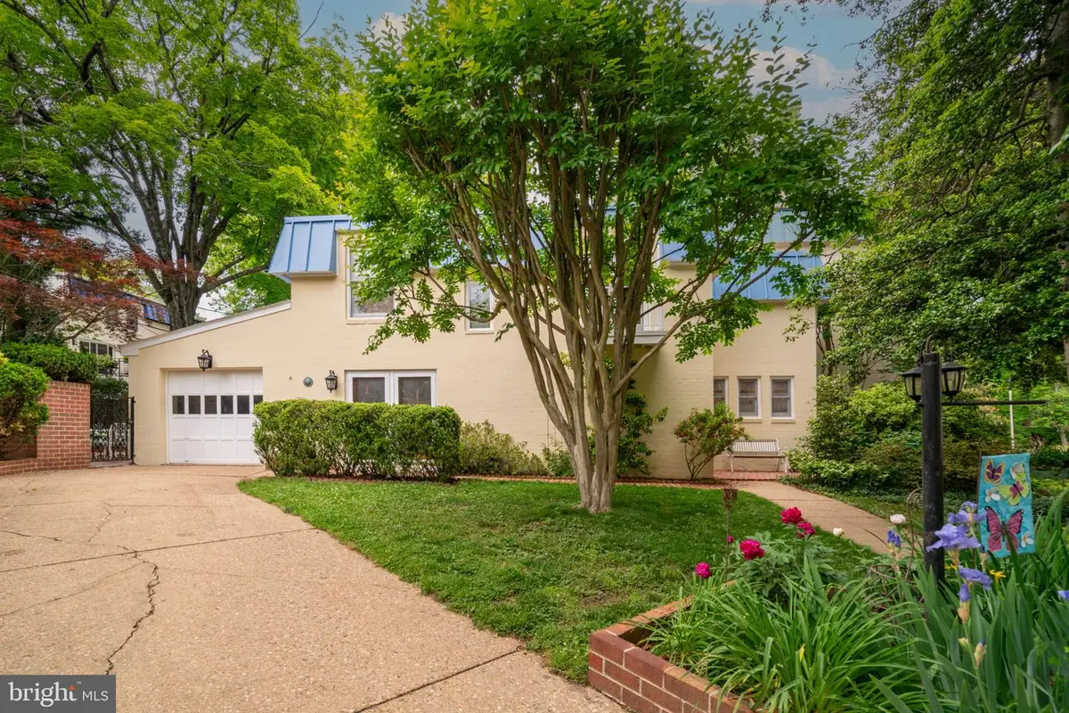201 Garden Ct, Falls Church, VA 22046 - #1