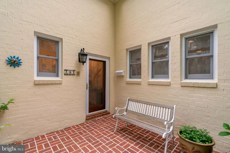 201 Garden Ct, Falls Church, VA 22046 - #3