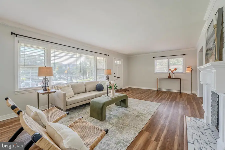 998 N Roosevelt St, Falls Church, VA 22046 - #3