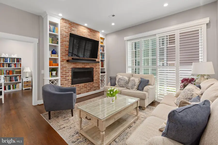 306 Frederick St #205, Fredericksburg, VA 22401 - #3