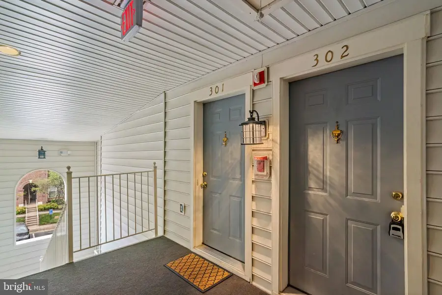 4105 Oxford Ln #302, Fairfax, VA 22030 - #3