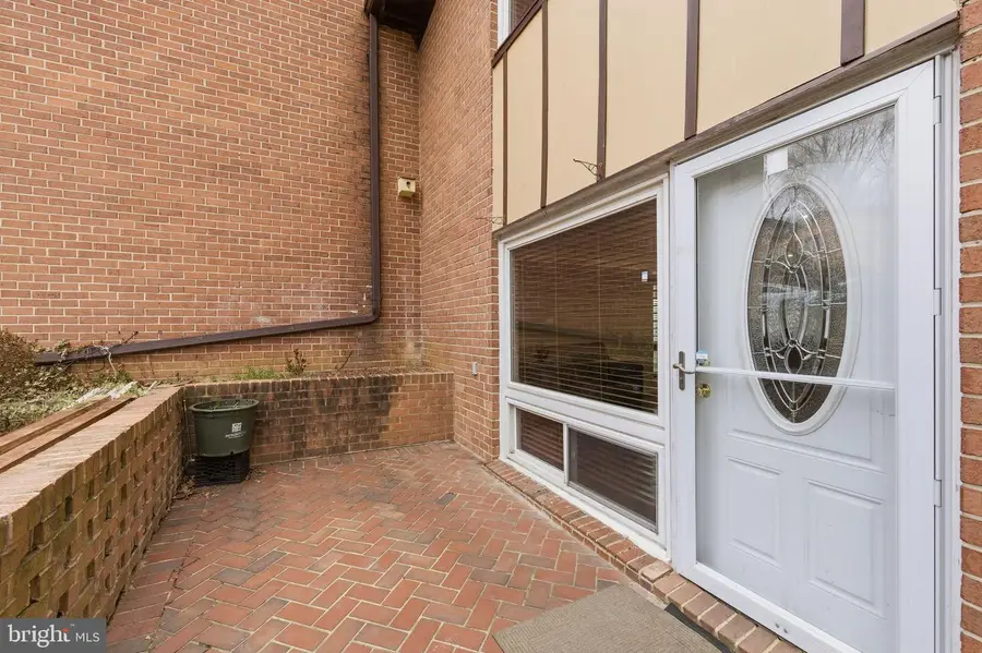 10161 Fair Woods Dr, Fairfax, VA 22030 - #2