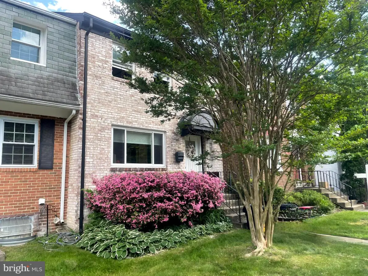 10413 Courthouse Dr, Fairfax, VA 22030 - #1