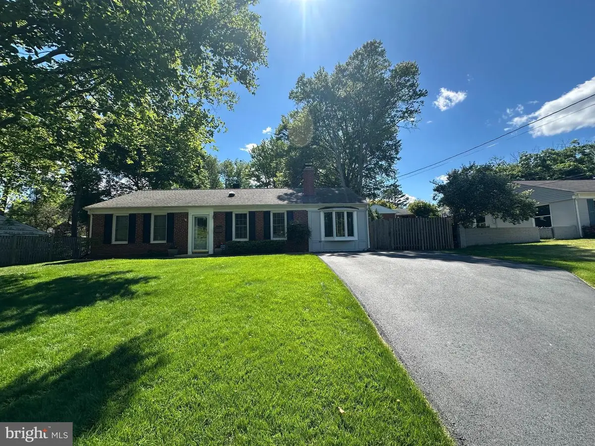 3609 Embassy Ln, Fairfax, VA 22030 - #1