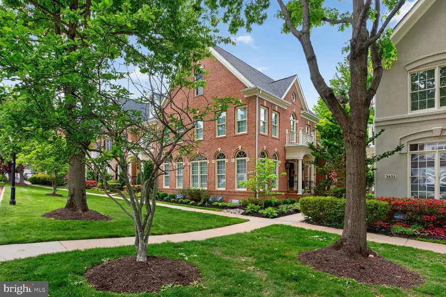 3834 Farrcroft Dr, Fairfax, VA 22030 - #2