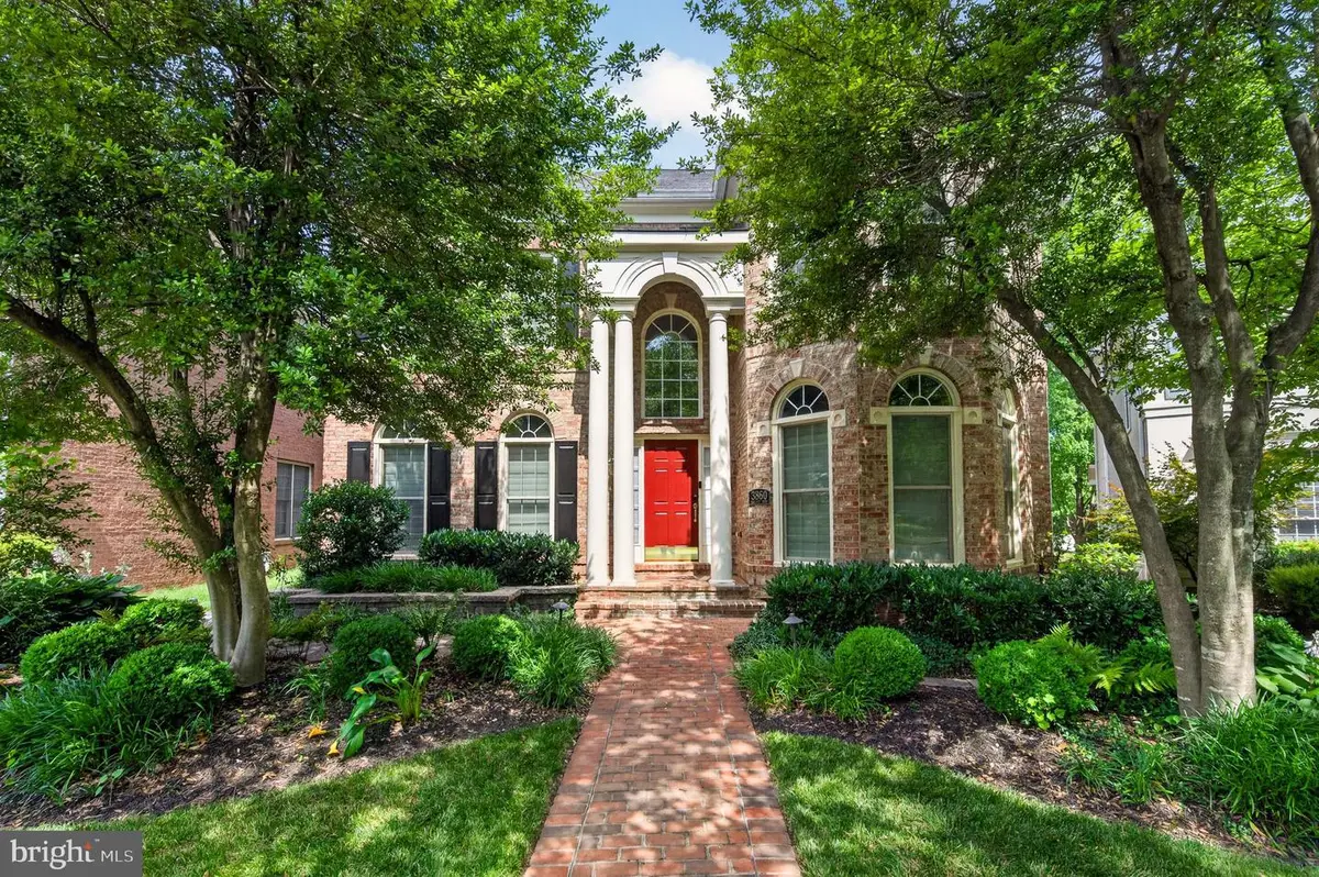 3860 Farrcroft Dr, Fairfax, VA 22030 - #1