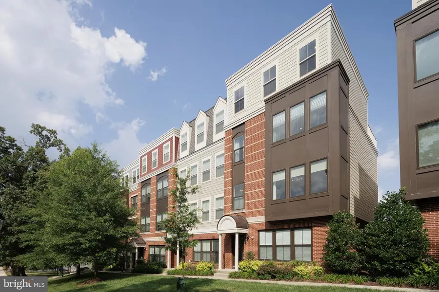 3957 Oak St, Fairfax, VA 22030 - #2