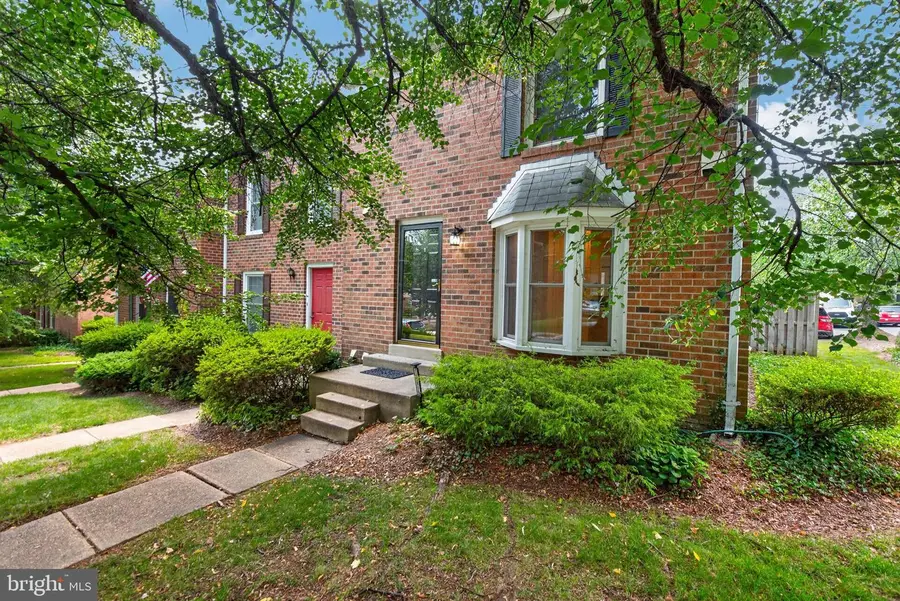 10612 Railroad Ct, Fairfax, VA 22030 - #2