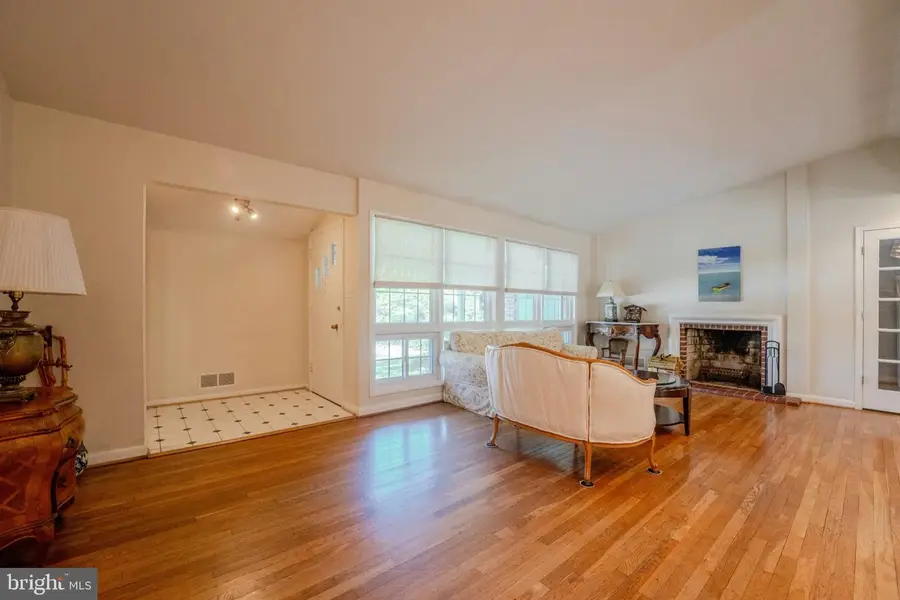 3749 Chain Bridge Rd, Fairfax, VA 22030 - #2