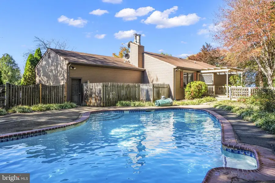 7213 N Starcrest Dr, Warrenton, VA 20187 - Image #2