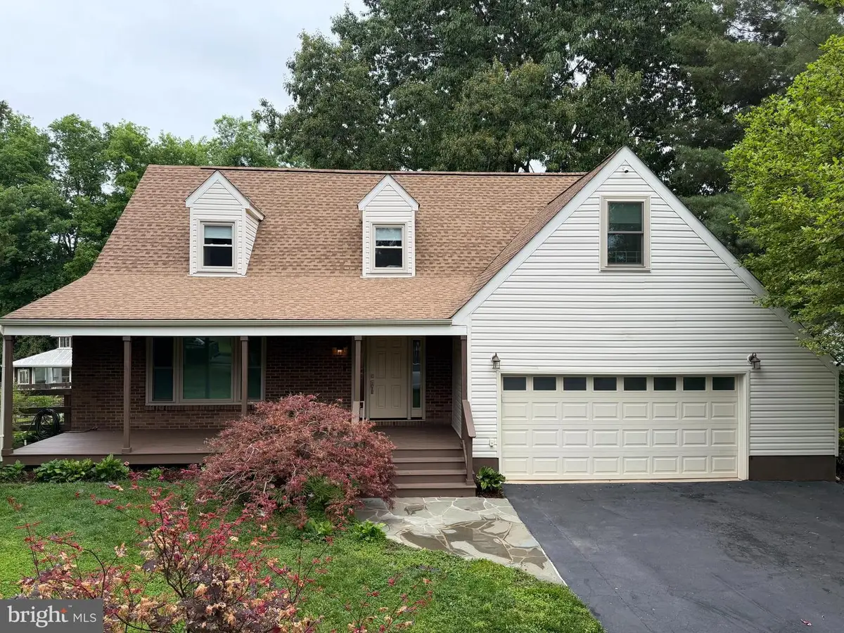 7033 Westmoreland Dr, Warrenton, VA 20187 - #1