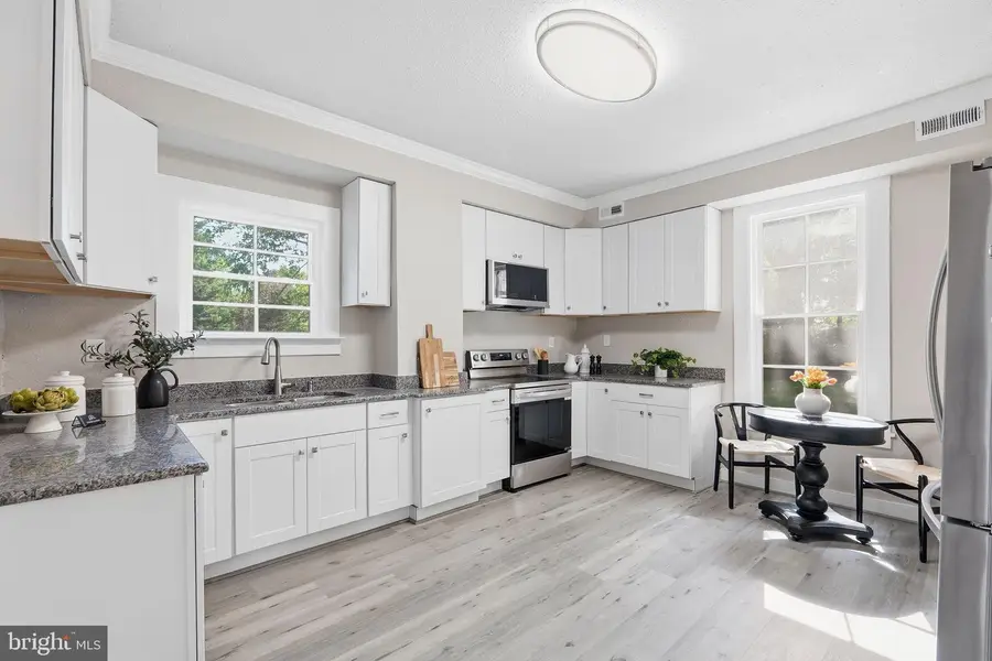 105 E Washington St, Remington, VA 22734 - #2