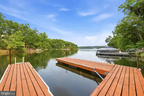 1003 Lakeview Dr, CROSS JUNCTION, VA 22625