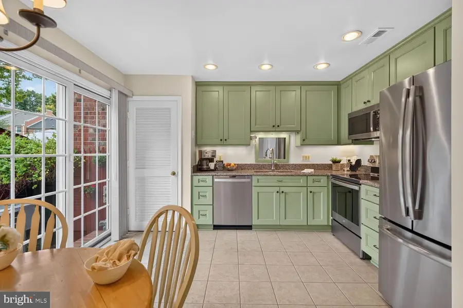 5922 Queenston St, Springfield, VA 22152 - #3