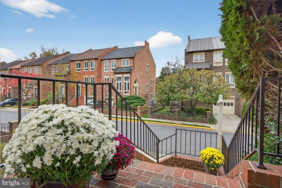 10172 Turnberry Pl, Oakton, VA 22124 - Image #2