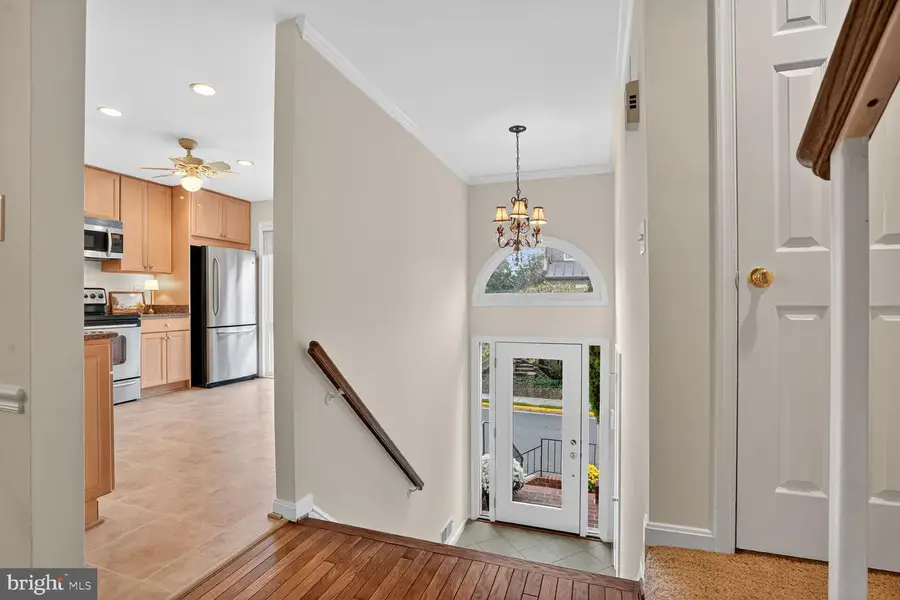 10172 Turnberry Pl, Oakton, VA 22124 - Image #3