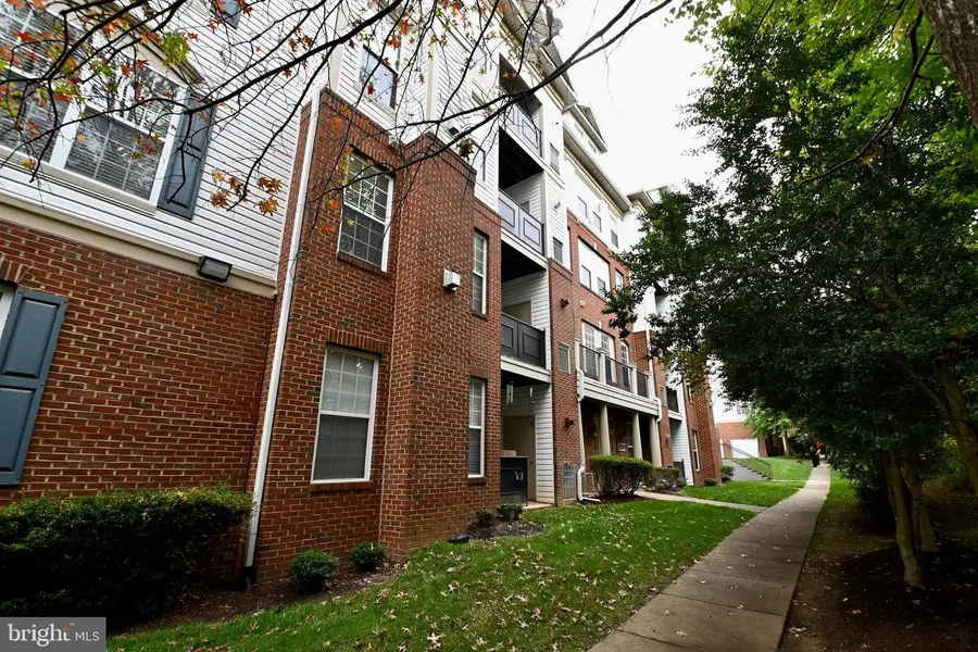 11503 Sperrin Cir #305, Fair Oaks, VA 22030 - Image #2