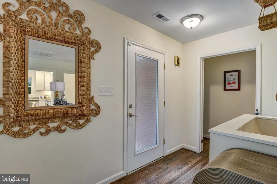 5527 Wharton Ln, Centreville, VA 20120 - Image #3