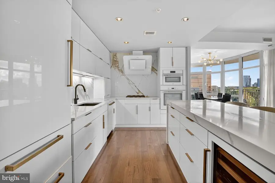 8220 Crestwood Heights Dr #712, McLean, VA 22102 - Image #2