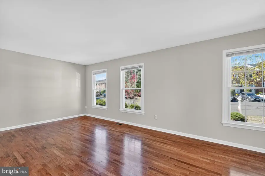 7137 Lake Cove Dr, Alexandria, VA 22315 - Image #3