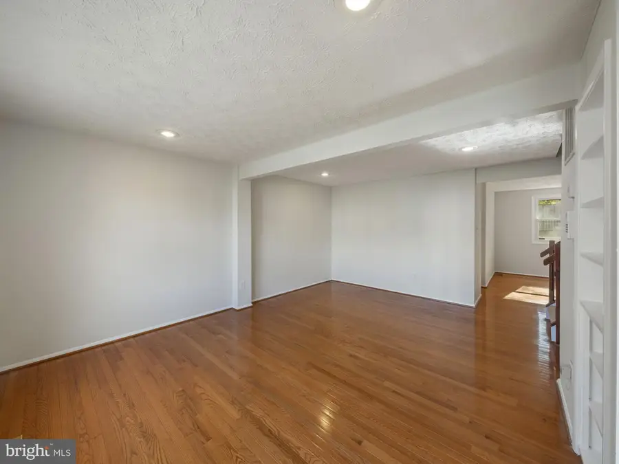 8027 Tyson Oaks Cir, Vienna, VA 22182 - Image #3