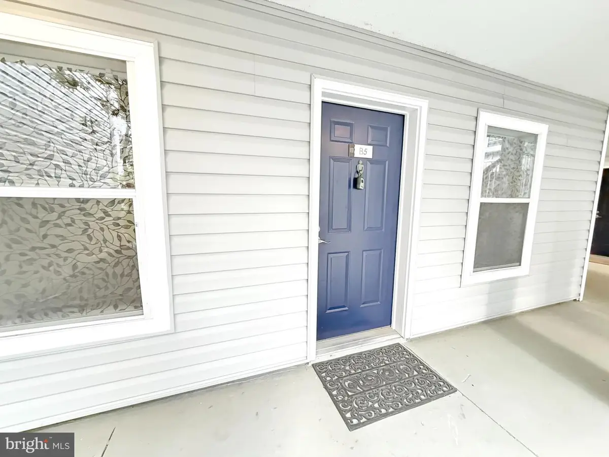 3179 Summit Square Dr #2-b5, Oakton, VA 22124 - Image #1