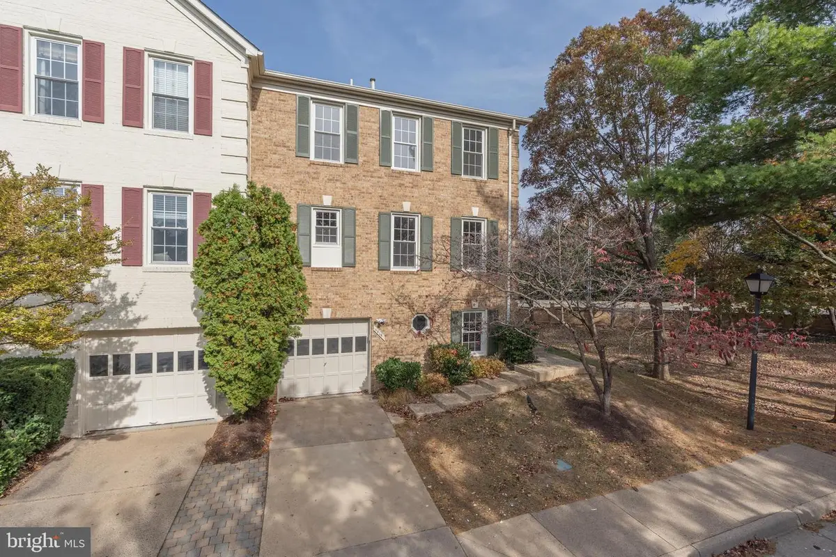 8010 Merry Oaks Ln, Vienna, VA 22182 - Image #1