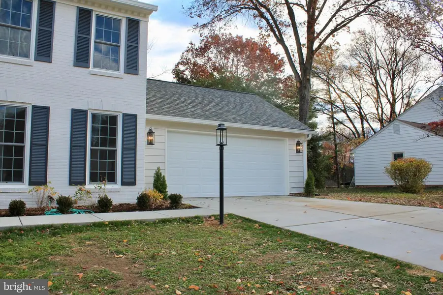 9918 Lindel Ln, Vienna, VA 22181 - Image #3