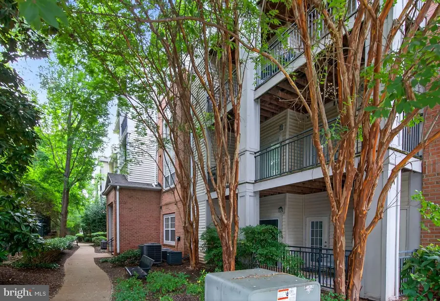 12148 Garden Grove Cir #403, Fairfax, VA 22030 - Image #3