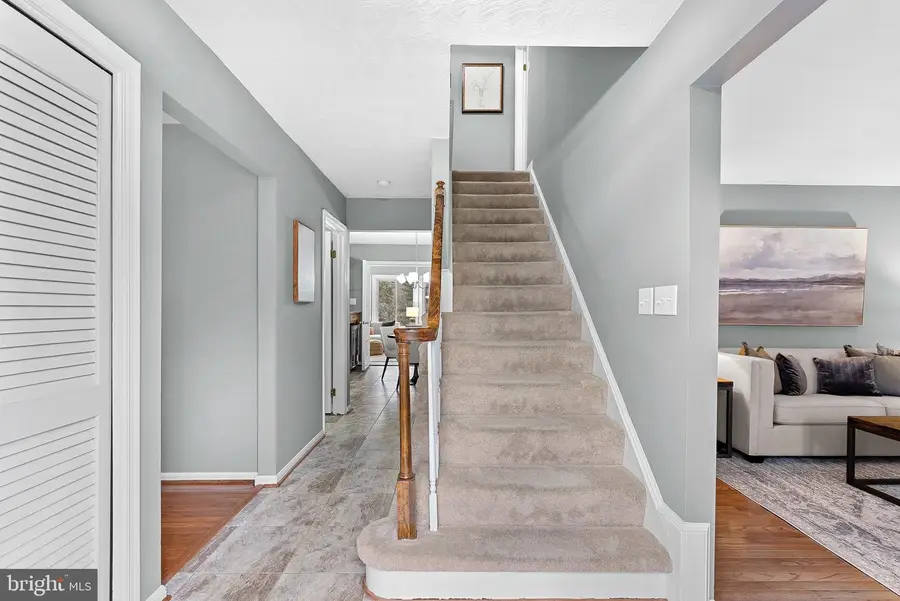 10207 Oxfordshire Rd, Great Falls, VA 22066 - Image #3