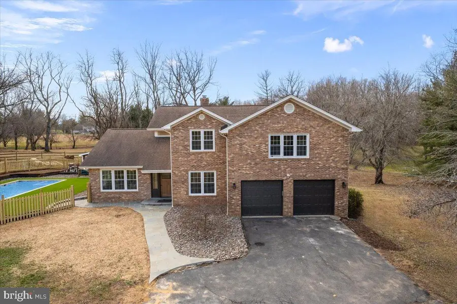 353 Gallop Wood Pl, Great Falls, VA 22066 - Image #2