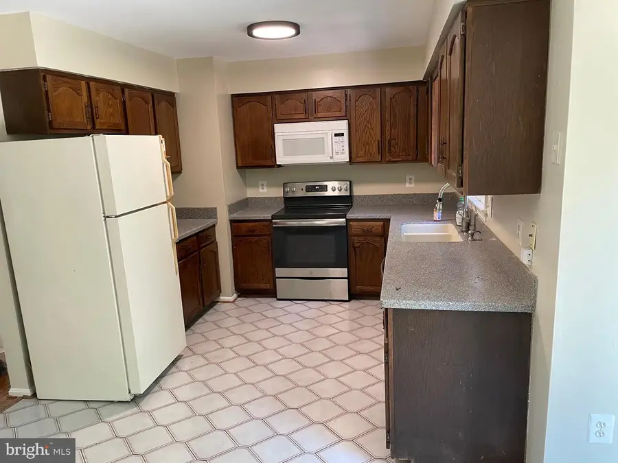 10278 Colony Park Dr, Fairfax, VA 22032 - Image #2