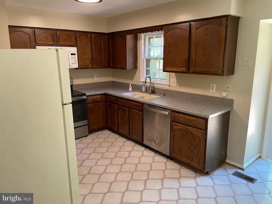 10278 Colony Park Dr, Fairfax, VA 22032 - Image #3