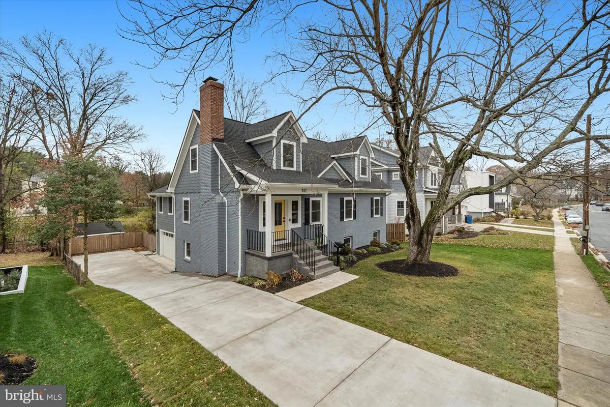 707 Meadow Ln Sw, Vienna, VA 22180 - Image #1