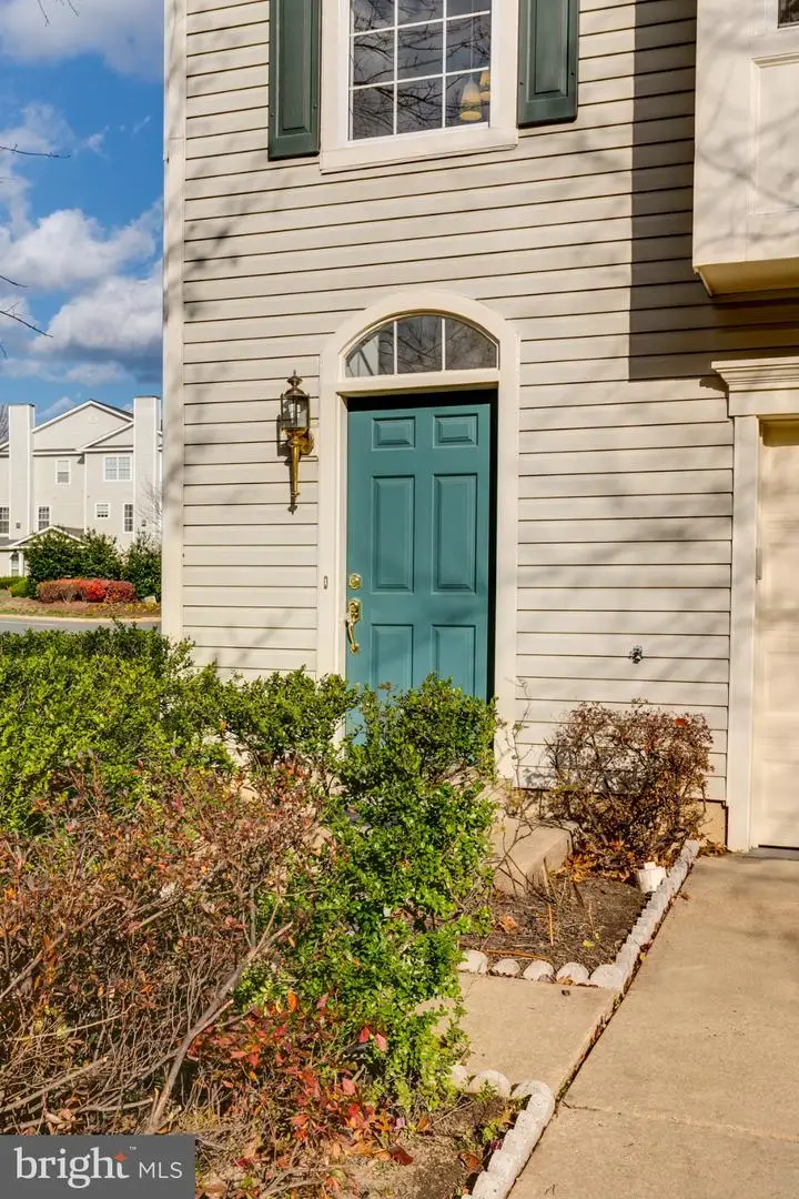 2466 Clover Field Cir, Herndon, VA 20171 - Image #2